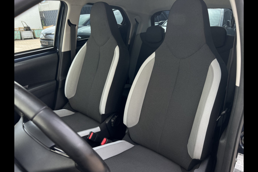 Toyota Aygo 1.0 VVT-i x-play | Carplay | Camera | Trekhaak | RIJKLAAR