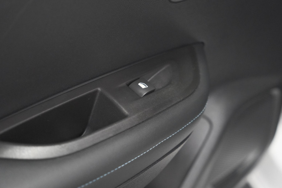 Peugeot 2008 PureTech 130 Allure | Trekhaak | Camera | Navigatie | Parkeersensoren