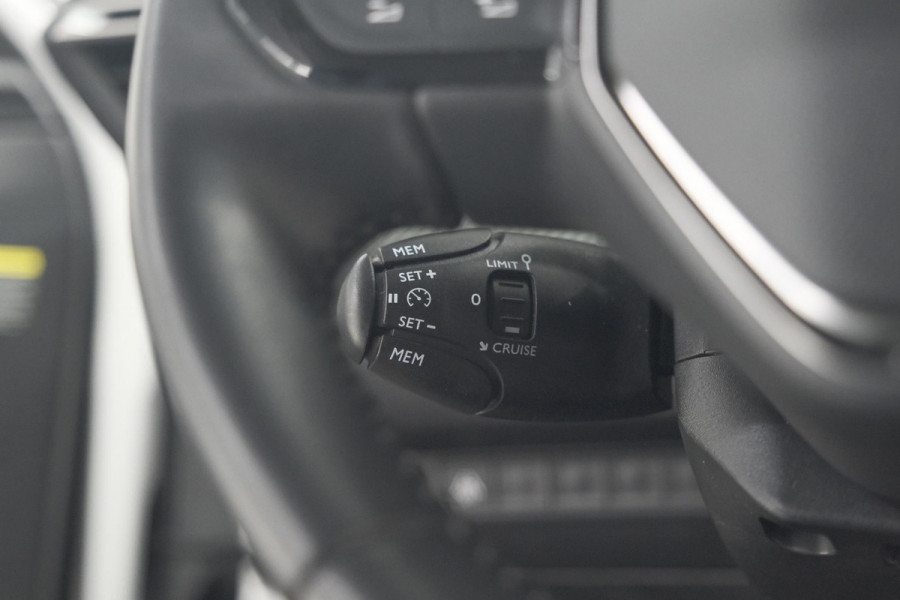 Peugeot 2008 PureTech 130 Allure | Trekhaak | Camera | Navigatie | Parkeersensoren