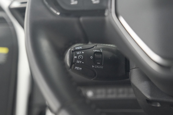 Peugeot 2008 PureTech 130 Allure | Trekhaak | Camera | Navigatie | Parkeersensoren