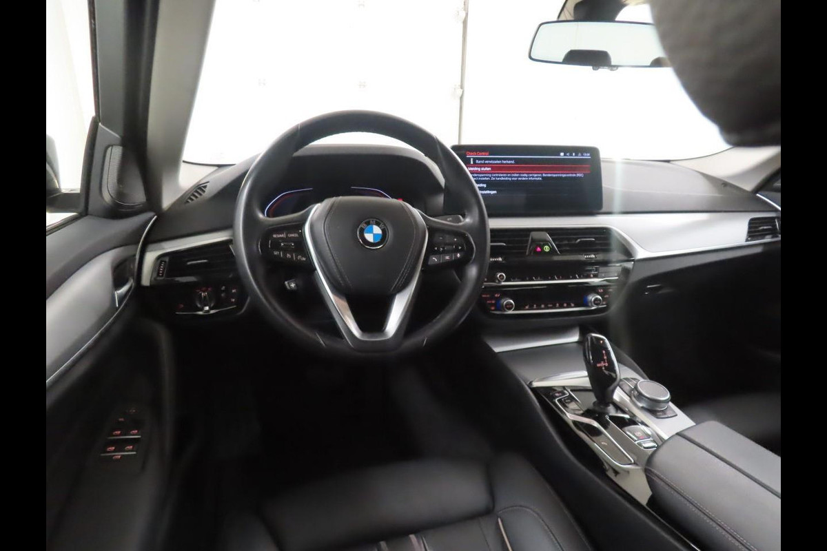 BMW 5 Serie 518d High Executive Edition HEAD-UP DISPLAY/TREKHAAK ELEKTRISCH/HARMAN KARDON BMW 5 Serie 518d High Executive Edition HEAD-UP DISPLAY/TREKHAAK ELEKTRISCH/HARMAN KARDON