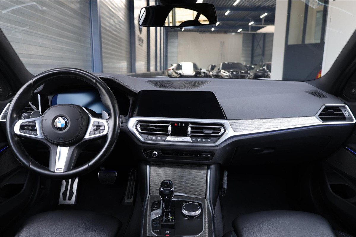 BMW 3 Serie 318i M-Sport LED/VIRTUAL/SFEER/PANO/HALF LEDER+S.VERWAMRING/20" LMV/CAM/CRUISE/ECC/12 MND GARANTIE! BMW 3 Serie 318i M-Sport LED/VIRTUAL/SFEER/PANO/HALF LEDER+S.VERWAMRING/20" LMV/CAM/CRUISE/ECC/12 MND GARANTIE!