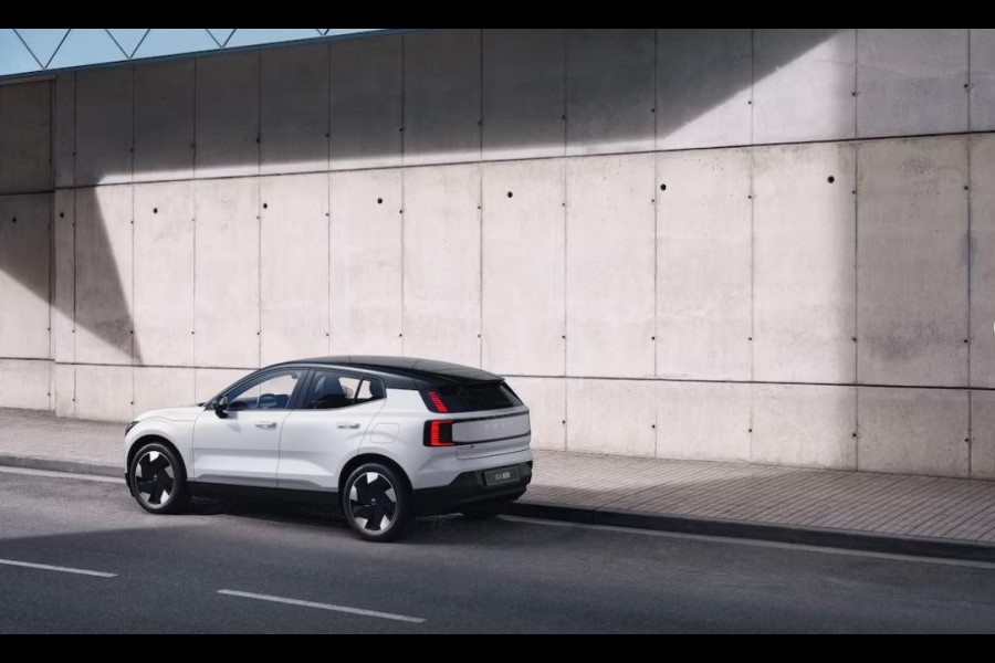 Volvo EX30 272PK Extended Range Plus Nu van €47.150 Voor €39.650! / Adaptieve Cruise Control/ Dodehoek Detectie / Parkeersensoren voor en achter/ Achteruitrijcamera/ Warmtepomp/ Google Services/