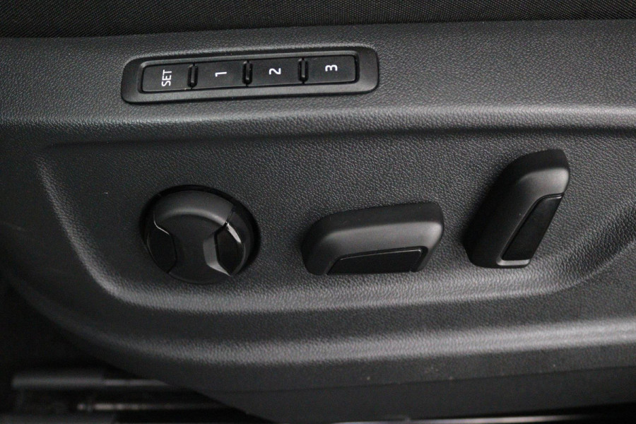 Škoda Karoq 1.5 TSI ACT Style Business (PANORAMADAK, STOELVERWARMING, CAMERA, ELEKTR STOELEN, SFEERVERLICHTING, NL-AUTO)