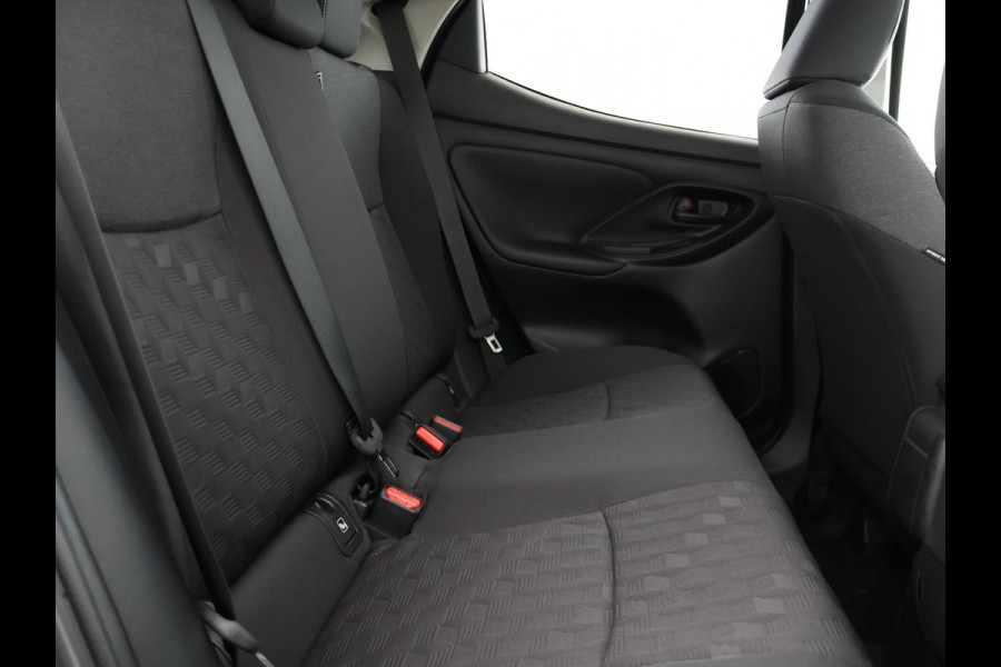 Toyota Yaris 1.5 Hybrid Dynamic Luxury Bi-Tone | Stuur- & Stoelverwarming | Camera | Lichtmetalen velgen |