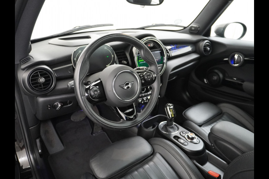 MINI Mini Electric AUT-184pk Charged Leer Navi Camera Harman/Kardon Apple Carplay Adaptive Matrix LED koplampen en LED achterlichten met Union Jack Lmv 17" Isofix Regen-Lichtsensor 3 fase tot 11kw / 16A laden thuis ! 42.000 nieuw! Wegenbelasting slechts 16Euro p/m