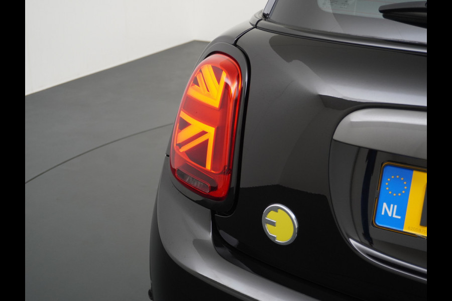 MINI Mini Electric AUT-184pk Charged Leer Navi Camera Harman/Kardon Apple Carplay Adaptive Matrix LED koplampen en LED achterlichten met Union Jack Lmv 17" Isofix Regen-Lichtsensor 3 fase tot 11kw / 16A laden thuis ! 42.000 nieuw! Wegenbelasting slechts 16Euro p/m