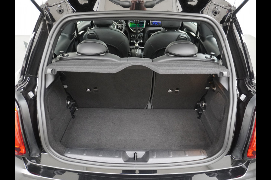 MINI Mini Electric AUT-184pk Charged Leer Navi Camera Harman/Kardon Apple Carplay Adaptive Matrix LED koplampen en LED achterlichten met Union Jack Lmv 17" Isofix Regen-Lichtsensor 3 fase tot 11kw / 16A laden thuis ! 42.000 nieuw! Wegenbelasting slechts 16Euro p/m