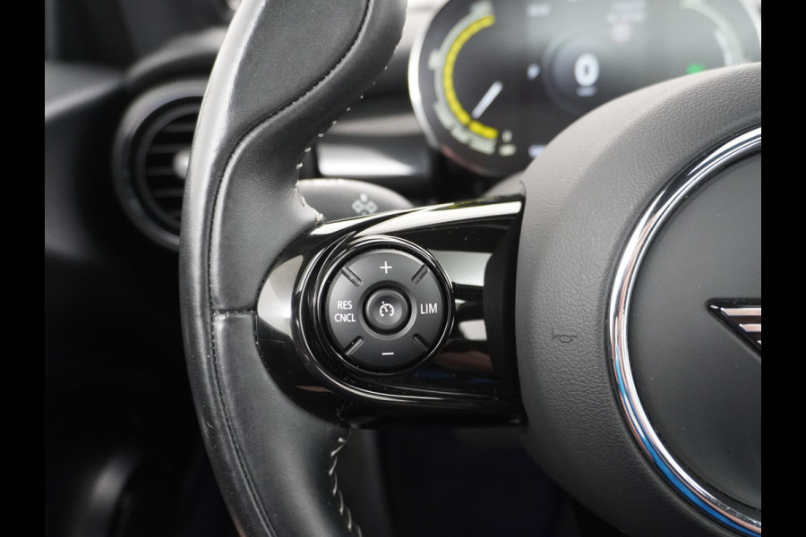 MINI Mini Electric AUT-184pk Charged Leer Navi Camera Harman/Kardon Apple Carplay Adaptive Matrix LED koplampen en LED achterlichten met Union Jack Lmv 17" Isofix Regen-Lichtsensor 3 fase tot 11kw / 16A laden thuis ! 42.000 nieuw! Wegenbelasting slechts 16Euro p/m