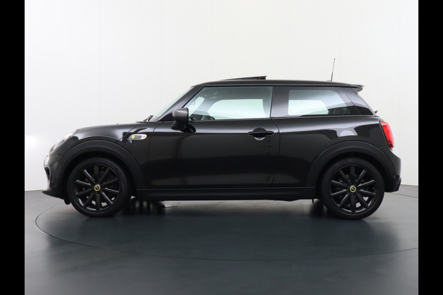 MINI Mini Electric AUT-184pk Charged Leer Navi Camera Harman/Kardon Apple Carplay Adaptive Matrix LED koplampen en LED achterlichten met Union Jack Lmv 17" Isofix Regen-Lichtsensor 3 fase tot 11kw / 16A laden thuis ! 42.000 nieuw! Wegenbelasting slechts 16Euro p/m