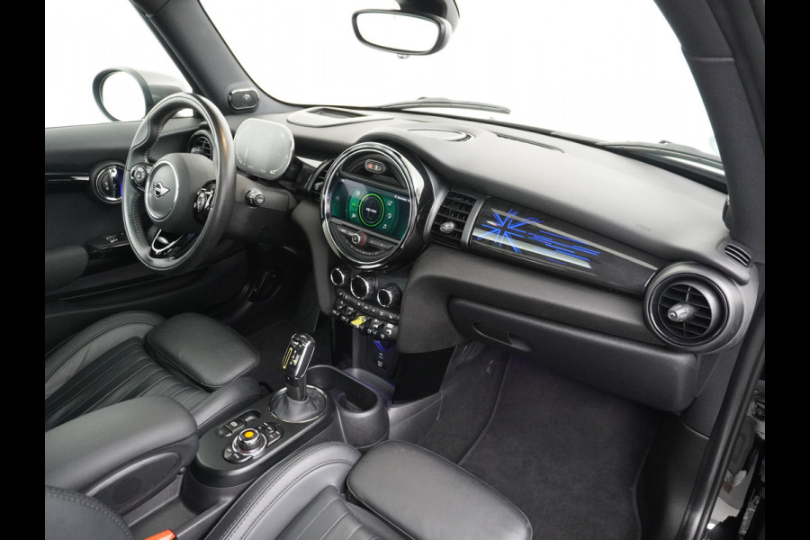 MINI Mini Electric AUT-184pk Charged Leer Navi Camera Harman/Kardon Apple Carplay Adaptive Matrix LED koplampen en LED achterlichten met Union Jack Lmv 17" Isofix Regen-Lichtsensor 3 fase tot 11kw / 16A laden thuis ! 42.000 nieuw! Wegenbelasting slechts 16Euro p/m