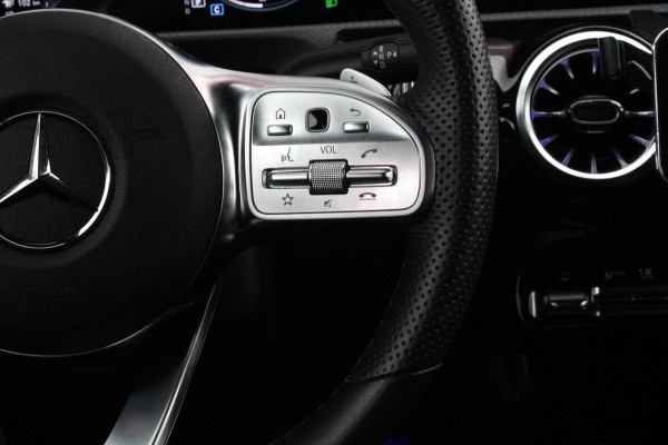 Mercedes-Benz A-Klasse 180 136PK AUTOMAAT AMG LINE | STERRENHEMEL! | PANORAMISCH SCHUIF/KANTEL DAK | SFEER VERLICHTING | NAVIGATIE | ACHTERUITRIJ CAMERA | PARKEERSENSOREN VOOR EN ACHTER | HIGH PERFORMANCE LED KOPLAMPEN | STOEL VERWARMING | KEYLESS - GO | SPIEGEL PAKKET | NIGHT PAKKET | LICHTMETALEN VELGEN 18" | EERSTE EIGENAAR! |