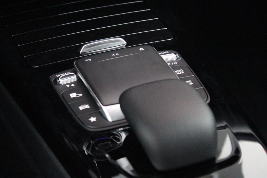 Mercedes-Benz A-Klasse 180 136PK AUTOMAAT AMG LINE | STERRENHEMEL! | PANORAMISCH SCHUIF/KANTEL DAK | SFEER VERLICHTING | NAVIGATIE | ACHTERUITRIJ CAMERA | PARKEERSENSOREN VOOR EN ACHTER | HIGH PERFORMANCE LED KOPLAMPEN | STOEL VERWARMING | KEYLESS - GO | SPIEGEL PAKKET | NIGHT PAKKET | LICHTMETALEN VELGEN 18" | EERSTE EIGENAAR! |