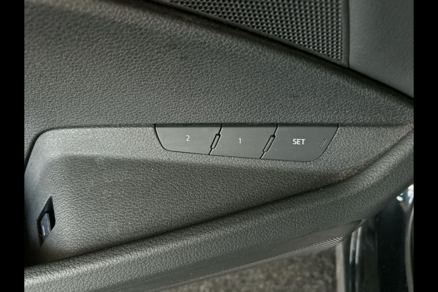 Audi e-tron 55 quattro S edition 95 kWh | Black on Black! | Achteruitrijcamera | Sportstoelen voor met stoelverwarming