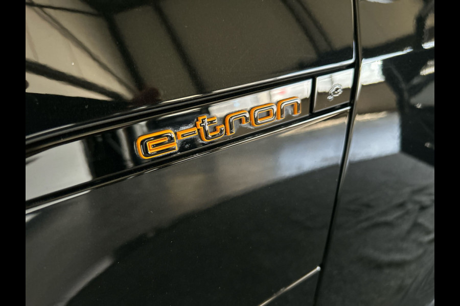 Audi e-tron 55 quattro S edition 95 kWh | Black on Black! | Achteruitrijcamera | Sportstoelen voor met stoelverwarming