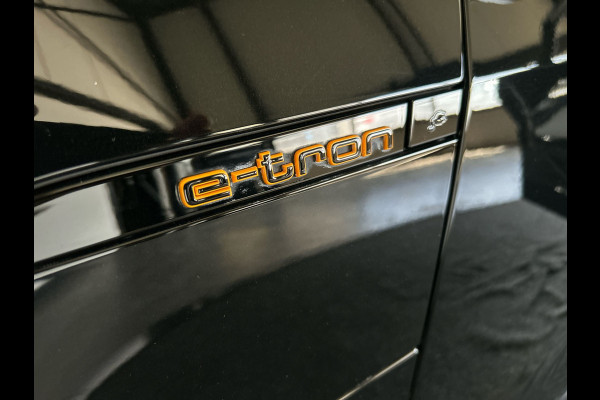 Audi e-tron 55 quattro S edition 95 kWh | Black on Black! | Achteruitrijcamera | Sportstoelen voor met stoelverwarming