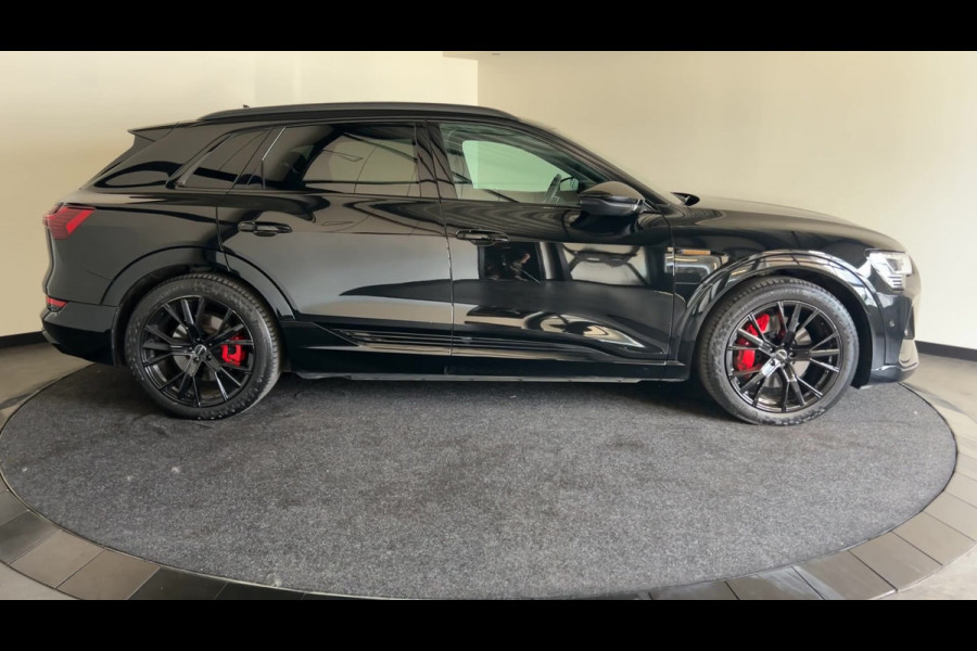 Audi e-tron 55 quattro S edition 95 kWh | Black on Black! | Achteruitrijcamera | Sportstoelen voor met stoelverwarming