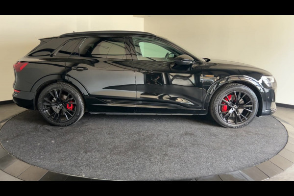 Audi e-tron 55 quattro S edition 95 kWh | Black on Black! | Achteruitrijcamera | Sportstoelen voor met stoelverwarming