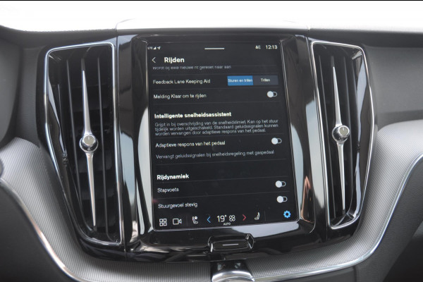 Volvo XC60 T6 350PK Automaat Plus Dark 360 camera / elektrisch bedienbare voorstoelen / Memory seats / stoelverwarming voor en achter/ stuurverwarming / BLIS