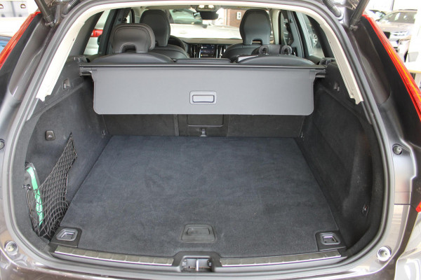 Volvo XC60 T6 350PK Automaat Plus Dark 360 camera / elektrisch bedienbare voorstoelen / Memory seats / stoelverwarming voor en achter/ stuurverwarming / BLIS