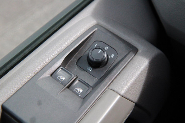 Volkswagen Crafter 35 2.0 TDI 140PK L3H2 Trendline / Trekhaak / App connect / Gev. stoel / imperiaal