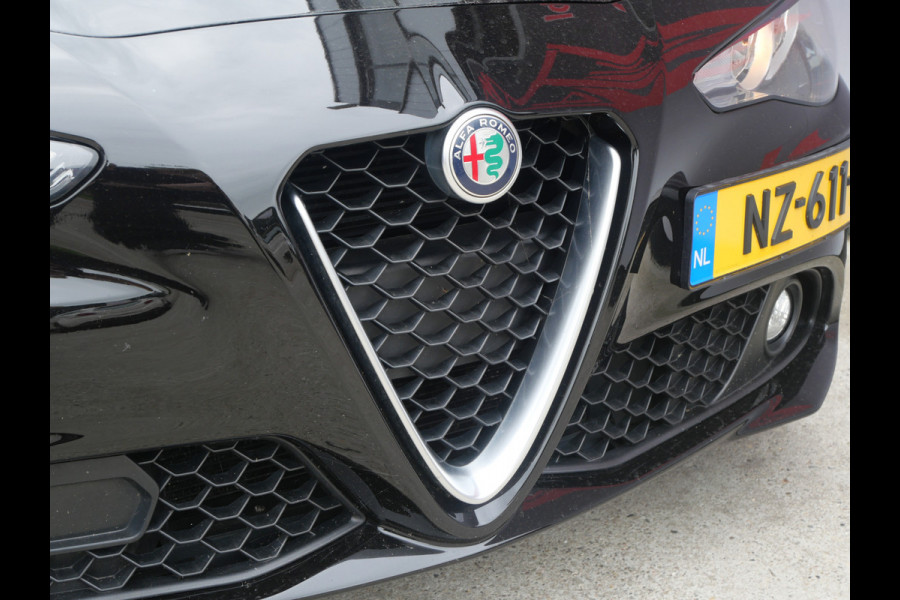 Alfa Romeo Giulia 2.0T SUPER | AUTOMAAT | NAVIGATIE | KEYLESS | DAB | 19 INCH | NL-AUTO!!