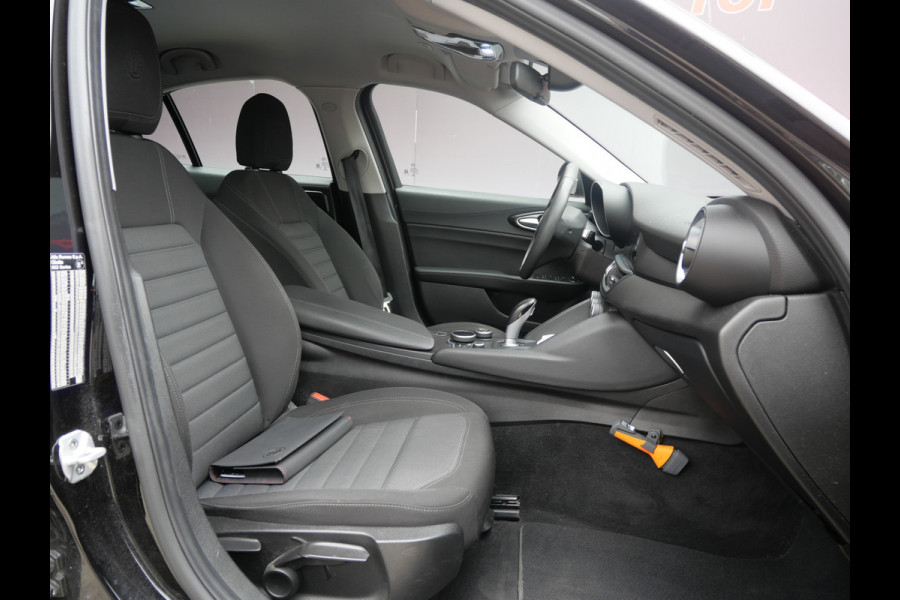 Alfa Romeo Giulia 2.0T SUPER | AUTOMAAT | NAVIGATIE | KEYLESS | DAB | 19 INCH | NL-AUTO!!