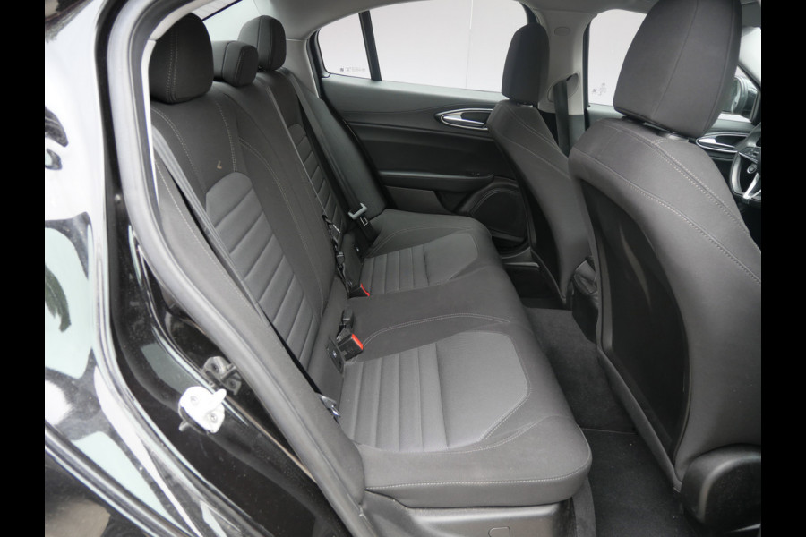 Alfa Romeo Giulia 2.0T SUPER | AUTOMAAT | NAVIGATIE | KEYLESS | DAB | 19 INCH | NL-AUTO!!