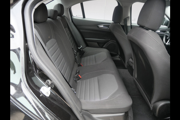 Alfa Romeo Giulia 2.0T SUPER | AUTOMAAT | NAVIGATIE | KEYLESS | DAB | 19 INCH | NL-AUTO!!