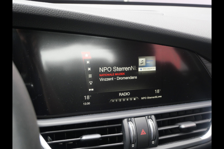 Alfa Romeo Giulia 2.0T SUPER | AUTOMAAT | NAVIGATIE | KEYLESS | DAB | 19 INCH | NL-AUTO!!
