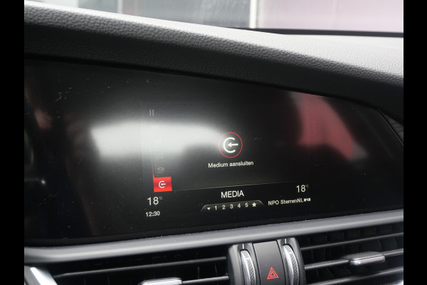 Alfa Romeo Giulia 2.0T SUPER | AUTOMAAT | NAVIGATIE | KEYLESS | DAB | 19 INCH | NL-AUTO!!