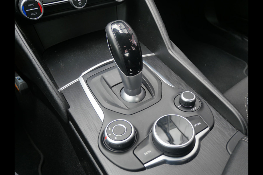 Alfa Romeo Giulia 2.0T SUPER | AUTOMAAT | NAVIGATIE | KEYLESS | DAB | 19 INCH | NL-AUTO!!
