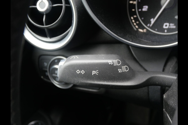 Alfa Romeo Giulia 2.0T SUPER | AUTOMAAT | NAVIGATIE | KEYLESS | DAB | 19 INCH | NL-AUTO!!