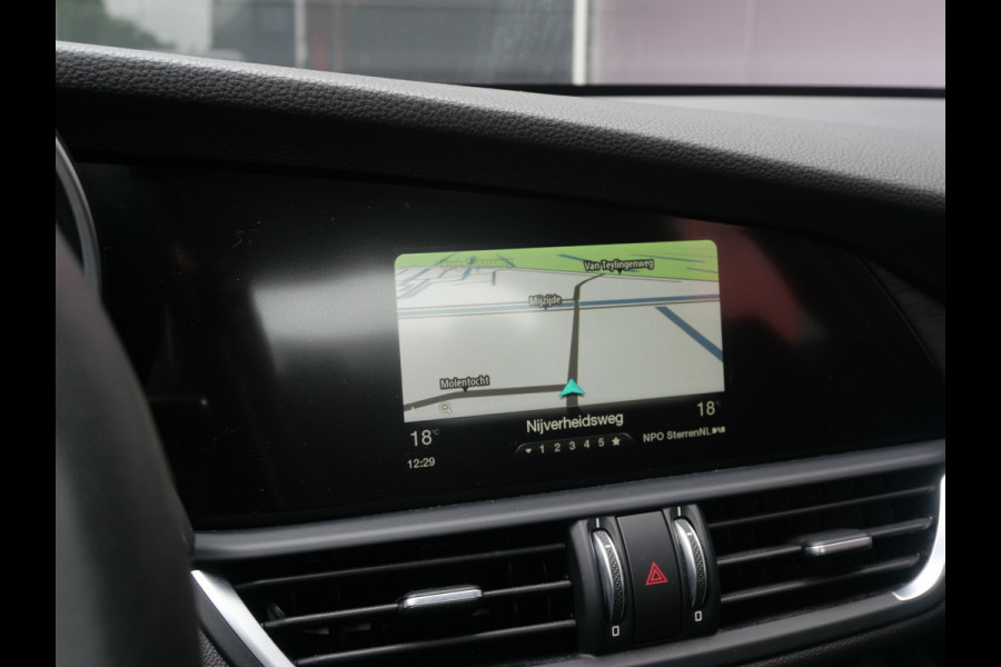 Alfa Romeo Giulia 2.0T SUPER | AUTOMAAT | NAVIGATIE | KEYLESS | DAB | 19 INCH | NL-AUTO!!