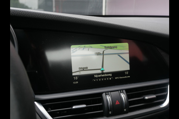 Alfa Romeo Giulia 2.0T SUPER | AUTOMAAT | NAVIGATIE | KEYLESS | DAB | 19 INCH | NL-AUTO!!