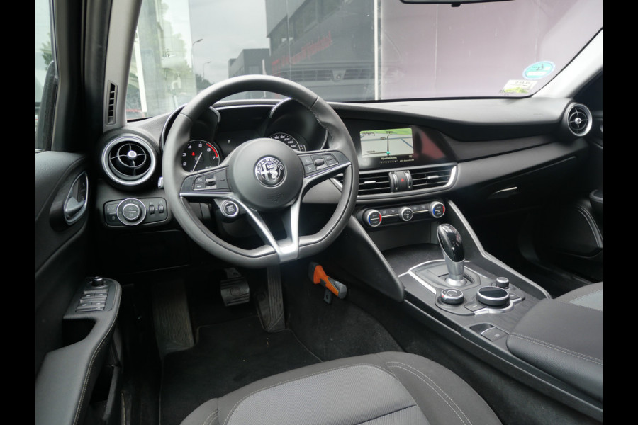 Alfa Romeo Giulia 2.0T SUPER | AUTOMAAT | NAVIGATIE | KEYLESS | DAB | 19 INCH | NL-AUTO!!