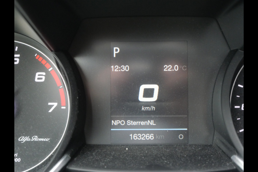 Alfa Romeo Giulia 2.0T SUPER | AUTOMAAT | NAVIGATIE | KEYLESS | DAB | 19 INCH | NL-AUTO!!