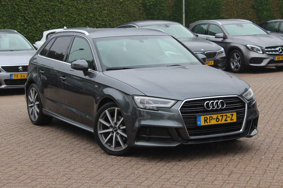 Audi A3 Sportback 1.0 TFSI Sport S Line Edition / Navigatie / Parkeerhulp achter / 18'' / Sportstoelen + half leder / Cruise Control Audi A3 Sportback 1.0 TFSI Sport S Line Edition / Navigatie / Parkeerhulp achter / 18'' / Sportstoelen + half leder / Cruise Control