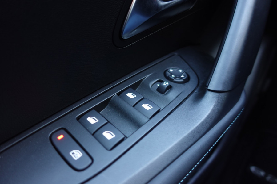 Peugeot e-2008 EV Allure 50 kWh | NAV | A. CAM | LED | CLIMA | 3- FASE | Demo- auto*