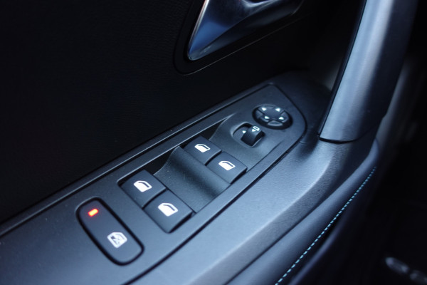 Peugeot e-2008 EV Allure 50 kWh | NAV | A. CAM | LED | CLIMA | 3- FASE | Demo- auto*