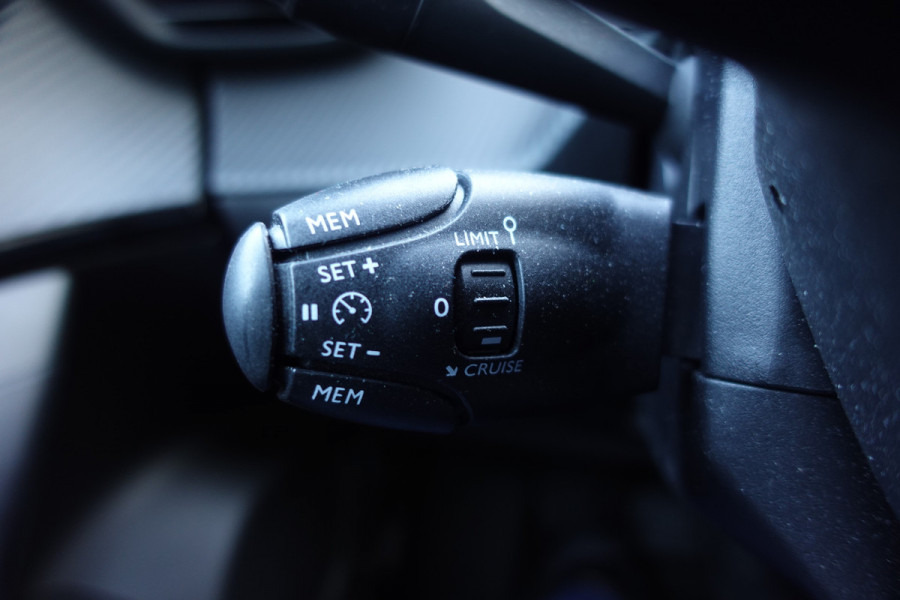 Peugeot e-2008 EV Allure 50 kWh | NAV | A. CAM | LED | CLIMA | 3- FASE | Demo- auto*