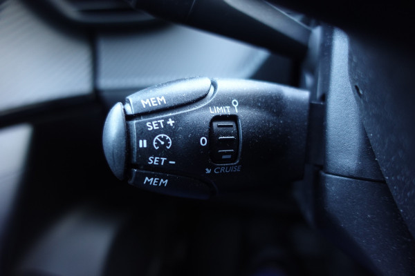 Peugeot e-2008 EV Allure 50 kWh | NAV | A. CAM | LED | CLIMA | 3- FASE | Demo- auto*