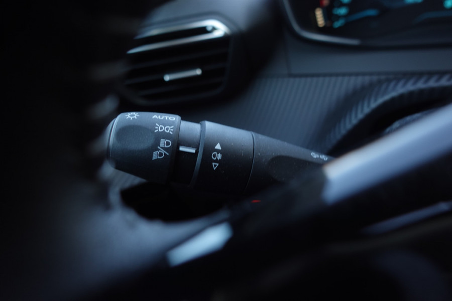 Peugeot e-2008 EV Allure 50 kWh | NAV | A. CAM | LED | CLIMA | 3- FASE | Demo- auto*