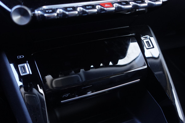 Peugeot e-2008 EV Allure 50 kWh | NAV | A. CAM | LED | CLIMA | 3- FASE | Demo- auto*