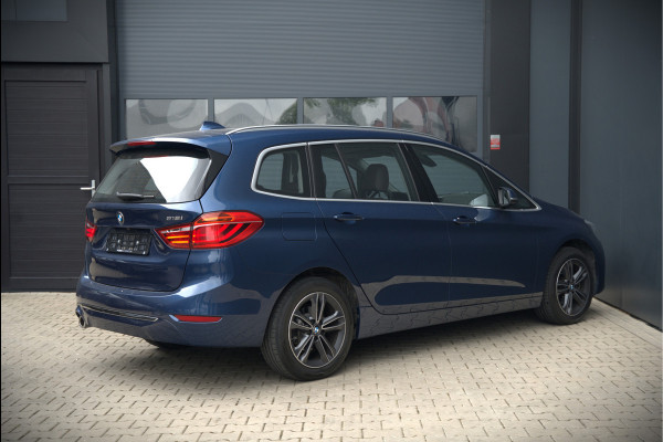 BMW 2 Serie Gran Tourer 218i 7p. Business Edition Plus | Automaat | Stoelverwarming | Stuurverwarming | Leer | Camera | Parkeersensoren | 7 Persoons | NAP | Dealer Onderhouden | Head-Up Display | Cruise Control | Adaptive Led | Climate Control