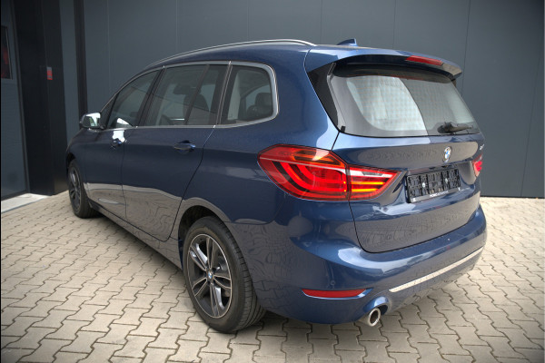 BMW 2 Serie Gran Tourer 218i 7p. Business Edition Plus | Automaat | Stoelverwarming | Stuurverwarming | Leer | Camera | Parkeersensoren | 7 Persoons | NAP | Dealer Onderhouden | Head-Up Display | Cruise Control | Adaptive Led | Climate Control