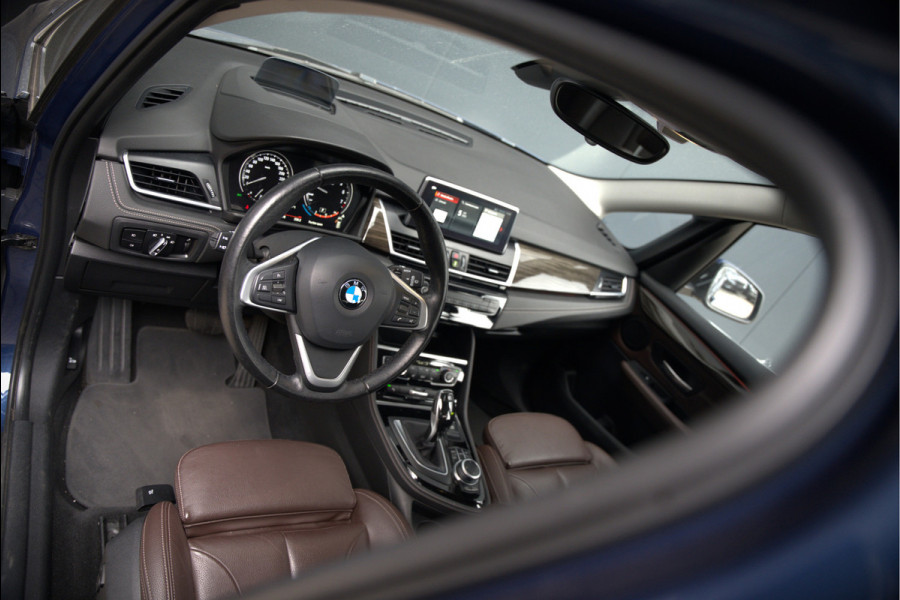 BMW 2 Serie Gran Tourer 218i 7p. Business Edition Plus | Automaat | Stoelverwarming | Stuurverwarming | Leer | Camera | Parkeersensoren | 7 Persoons | NAP | Dealer Onderhouden | Head-Up Display | Cruise Control | Adaptive Led | Climate Control