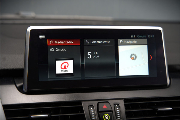 BMW 2 Serie Gran Tourer 218i 7p. Business Edition Plus | Automaat | Stoelverwarming | Stuurverwarming | Leer | Camera | Parkeersensoren | 7 Persoons | NAP | Dealer Onderhouden | Head-Up Display | Cruise Control | Adaptive Led | Climate Control