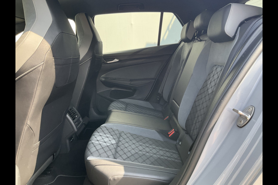 Volkswagen Golf 1.5 eTSI R-Line Business+ Automaat Sfeerverl Stoel/Stuurverw Adap.Cruise Uitstraling!