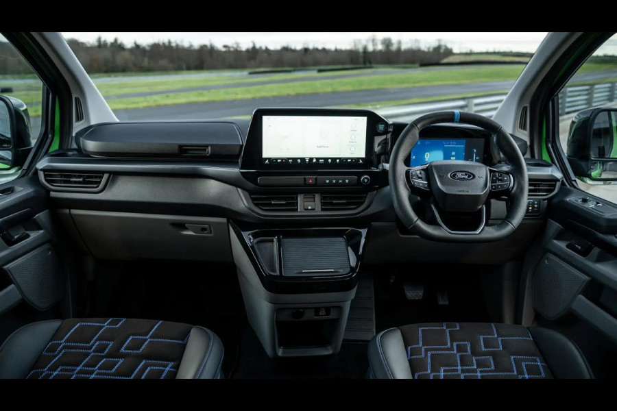 Ford Transit Custom 320 2.5 PHEV L2H1 MS-RT DC 233pk | | Dubbele Cabine | Dubbele zijschuifdeur | Inklapbare trekhaak | Navigatie systeem | Adaptieve LED koplampen met verblindingsvrij grootlicht | Bekleding zijwand en achterdeuren (volledig)